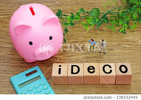 印有「iDeCo」字樣的積木和存錢罐 136532445