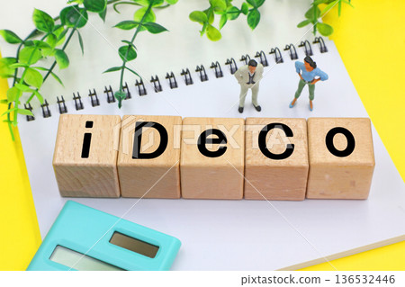 一塊寫著「iDeCo」字樣的磚塊 136532446