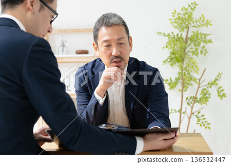 男性汽車經銷商談判 136532447