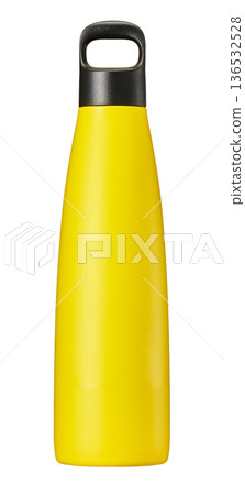 白色背景上的亮黃色水瓶，瓶柄被剪開 136532528