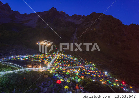 從卡拉薩瓦的帳篷營地看到的夜景 136532648