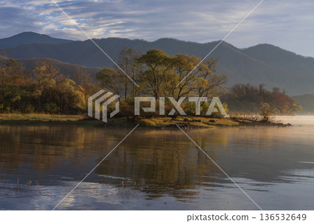 小野川湖邊，秋葉已經開始飄落。 136532649