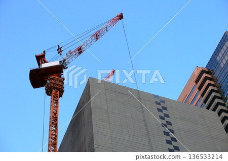 一台起重機在建築工地的形象 一台起重機在建築工地的形象 136533214