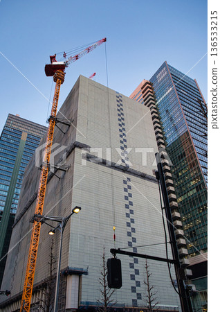 一台起重機在建築工地的形象 一台起重機在建築工地的形象 136533215