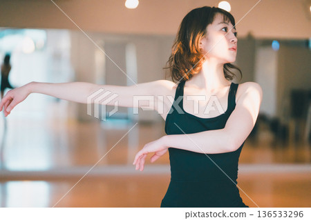 芭蕾 女生 女孩 136533296