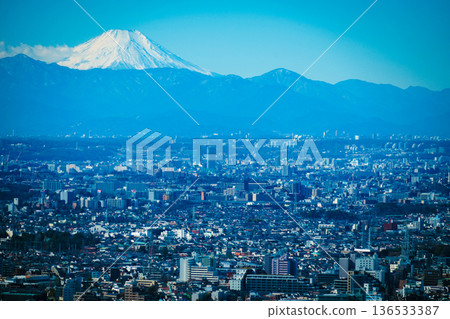 廣闊的天空和遠處富士山的景色 廣闊的天空和遠處富士山的景色 136533387