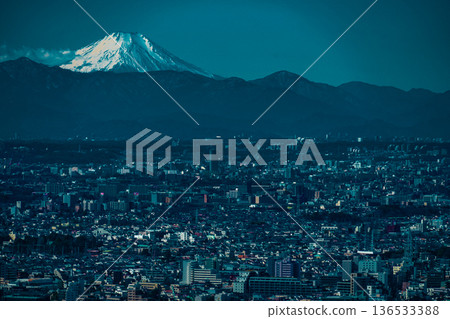 從高空俯瞰，富士山籠罩在烏雲之下。 136533388