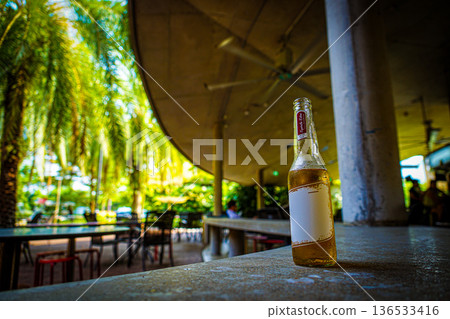 吊扇和瓶裝啤酒 吊扇和瓶裝啤酒 136533416