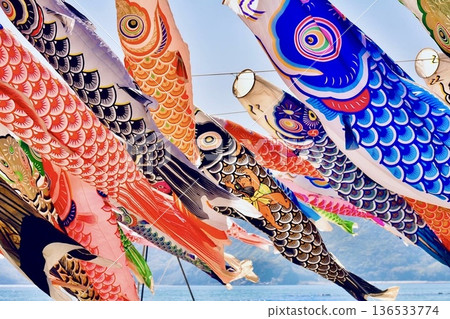 鯉魚在海岸上空奮力攀爬、游弋。 鯉魚在海岸上空奮力攀爬、游弋。 136533774