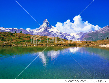 在採爾馬特欣賞馬特洪峰的壯麗景色 136534407