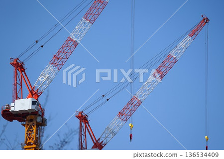 藍天下,建築工地上的大型起重機巍然聳立。 藍天下,建築工地上的大型起重機巍然聳立。 136534409