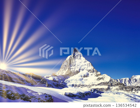 在採爾馬特欣賞馬特洪峰的壯麗景色 136534542