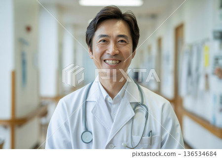 一位微笑的男醫生站在醫院走廊。 （生成式人工智慧） 136534684