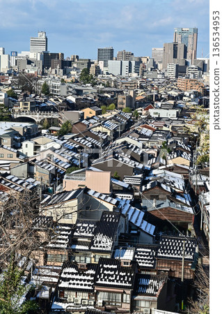 Winter scenery of Kanazawa with snow piled up on black tiles 136534953
