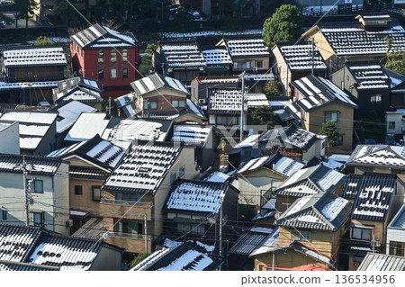 Winter scenery of Kanazawa with snow piled up on black tiles Winter scenery of Kanazawa with snow piled up on black tiles 136534956