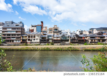 從鴨川對岸眺望京都先鬥町 136535164