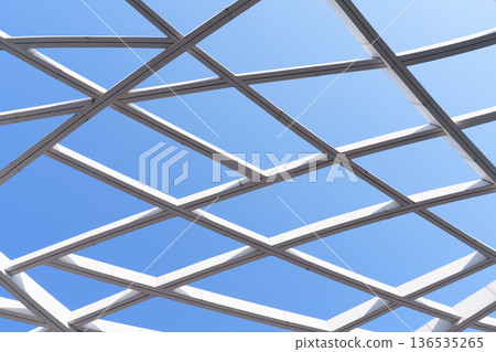 現代建築結構，藍天與幾何圖案，抽象背景素材 136535265