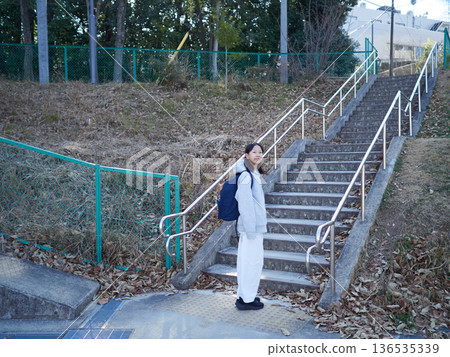 冬日里，一位國中女生在公園裡。 136535339