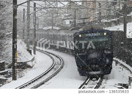 蒼鐵10000系列車行駛在雪地裡 136535633