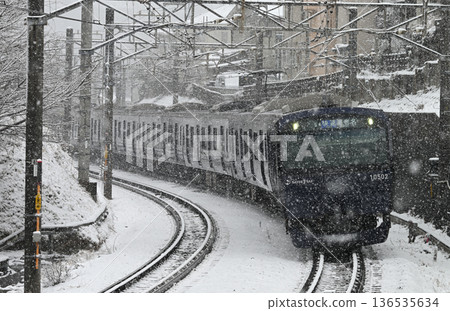 蒼鐵10000系列車行駛在雪地裡 136535634