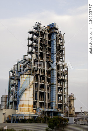黃昏時分，工廠設施高聳於工業區之上。 136535777