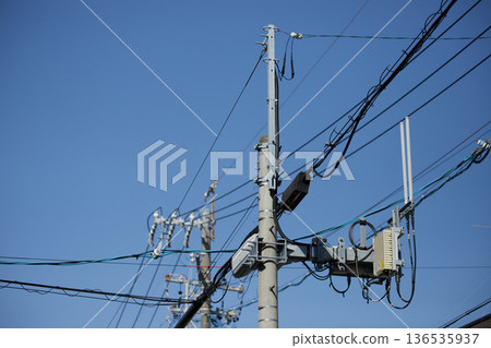 日本某城市電線桿上安裝的電線和各種設備 136535937