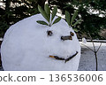 公園裡手工製作的雪人的特寫鏡頭 136536006