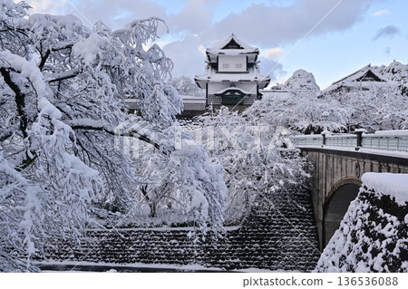 雪景美麗的金澤城公園 136536088