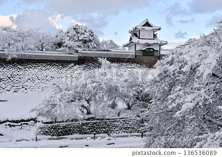 雪景美麗的金澤城公園 136536089