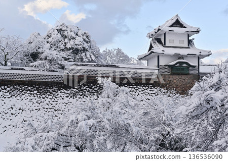 雪景美麗的金澤城公園 136536090