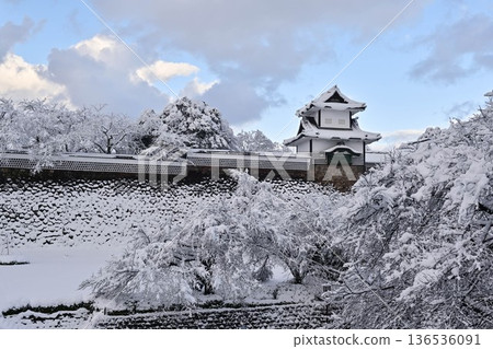 雪景美麗的金澤城公園 136536091