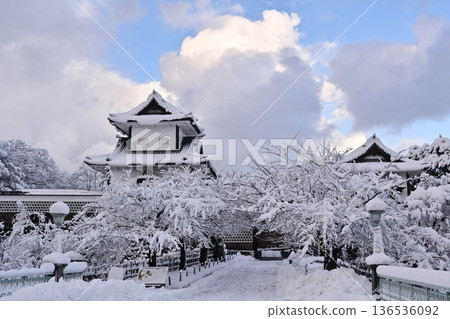 雪景美麗的金澤城公園 136536092