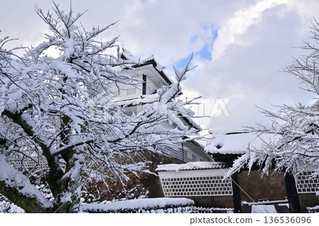 雪景美麗的金澤城公園 136536096