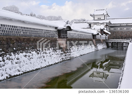 雪景美麗的金澤城公園 136536100