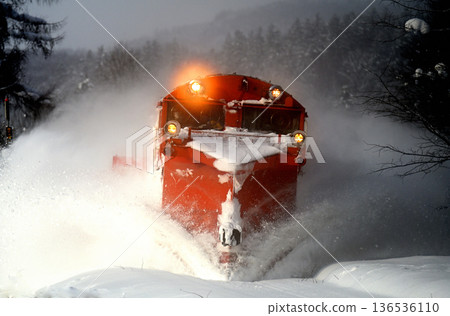 一列清雪列車正在清理宗谷本線的積雪。 136536110