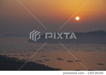 日本岡山縣瀨戶內市蟲明海域日出美景 136536295