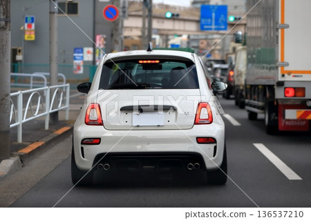 一輛白色義大利緊湊型跑車的圖片 一輛白色義大利緊湊型跑車的圖片 136537210