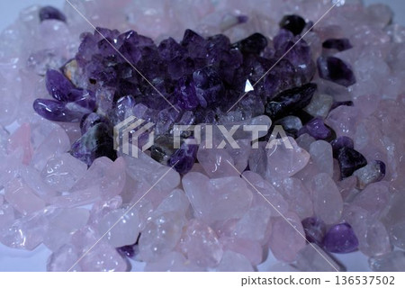 紫水晶和石英能量石 紫水晶和石英能量石 136537502