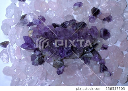 紫水晶和石英能量石 136537503