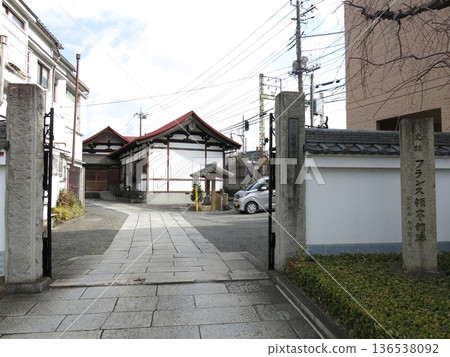 橫濱市神奈川區的慶雲寺(山門和石碑上寫著「歷史遺址:原法國領事館遺址」) 橫濱市神奈川區的慶雲寺(山門和石碑上寫著「歷史遺址:原法國領事館遺址」) 136538092