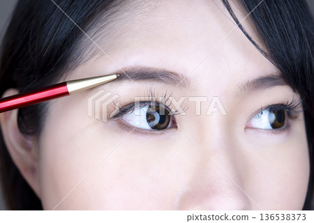 年輕女子的眉毛化妝場景 年輕女子的眉毛化妝場景 136538373