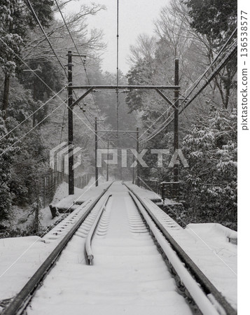 積雪覆蓋的單軌鐵路和鐵橋 積雪覆蓋的單軌鐵路和鐵橋 136538577
