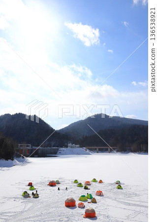 北海道、北海道東部、仲冬湖、冰冶釣魚帳篷、水壩湖 北海道、北海道東部、仲冬湖、冰冶釣魚帳篷、水壩湖 136538921
