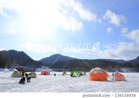 北海道、北海道東部、仲冬湖、冰冶釣魚帳篷、水壩湖 北海道、北海道東部、仲冬湖、冰冶釣魚帳篷、水壩湖 136538930