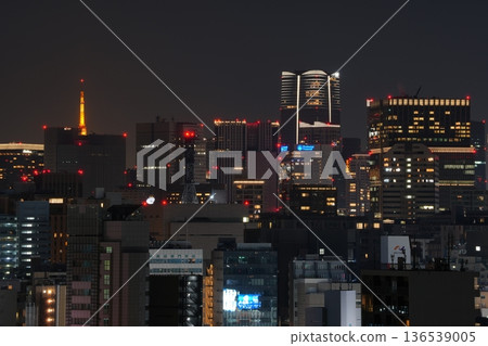 東京六本木一帶的夜景，摩天大樓與城市燈光交相輝映，構成一幅充滿活力的都會景觀。 136539005