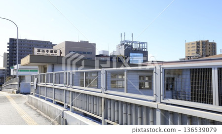 從JR總武線幕張本鄉站和京成電氣鐵道千葉線京成幕張本鄉站東出口看到的車站大樓 136539079