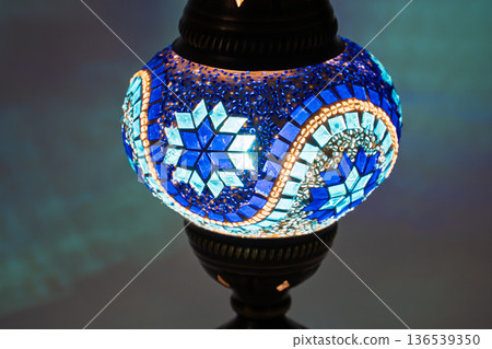 手工製作的土耳其藍色圖案檯燈 手工製作的土耳其藍色圖案檯燈 136539350