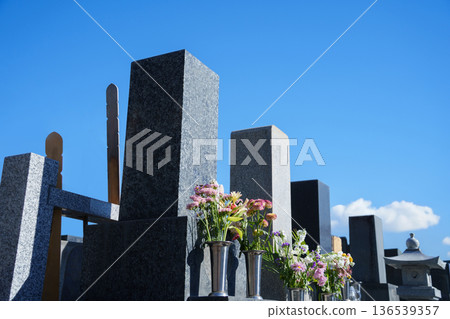 日式墓碑和藍天 日式墓碑和藍天 136539357