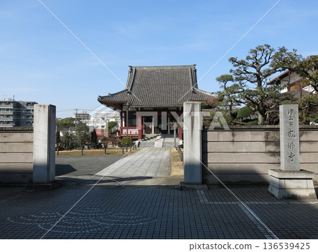 Johbutsuji Temple in Kanagawa Ward, Yokohama City (mountain gate, main hall, temple sign) Johbutsuji Temple in Kanagawa Ward, Yokohama City (mountain gate, main hall, temple sign) 136539425