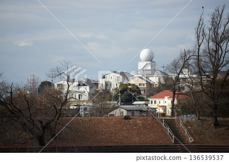 名古屋市住宅大樓和天空的冬季景色 136539537